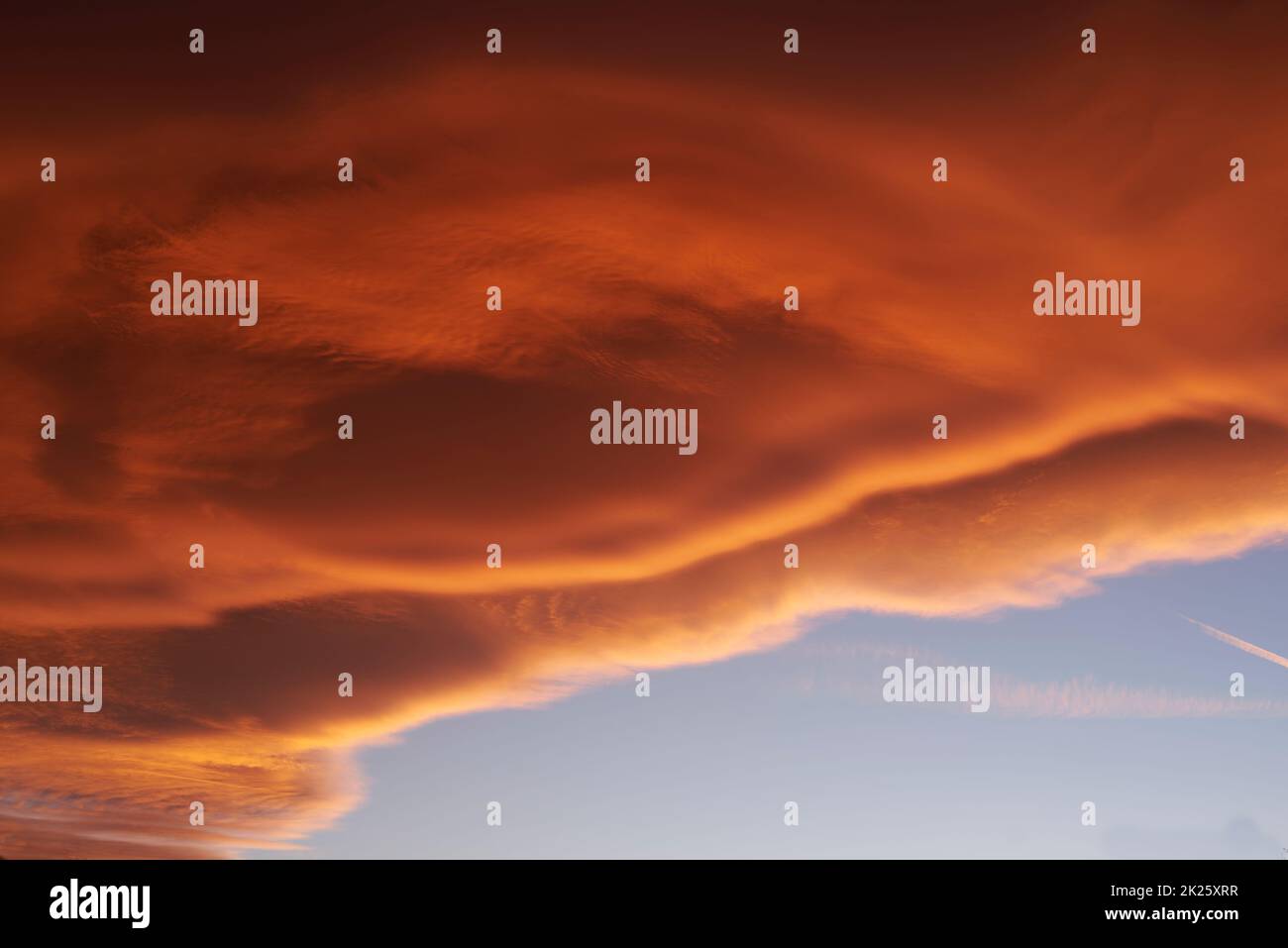 Himmelslicht nach Sonnenuntergang. Orangefarbener Hintergrund, blau Stockfoto