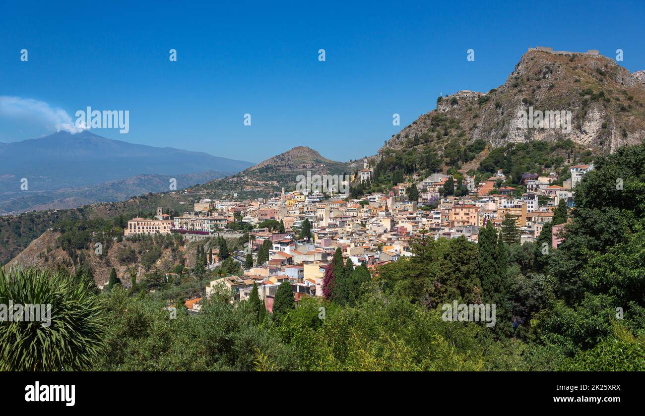 Draufsicht auf Taormina und das Mittelmeer mit dampfendem Ätna im Hintergrund, Sizilien, Italien Stockfoto