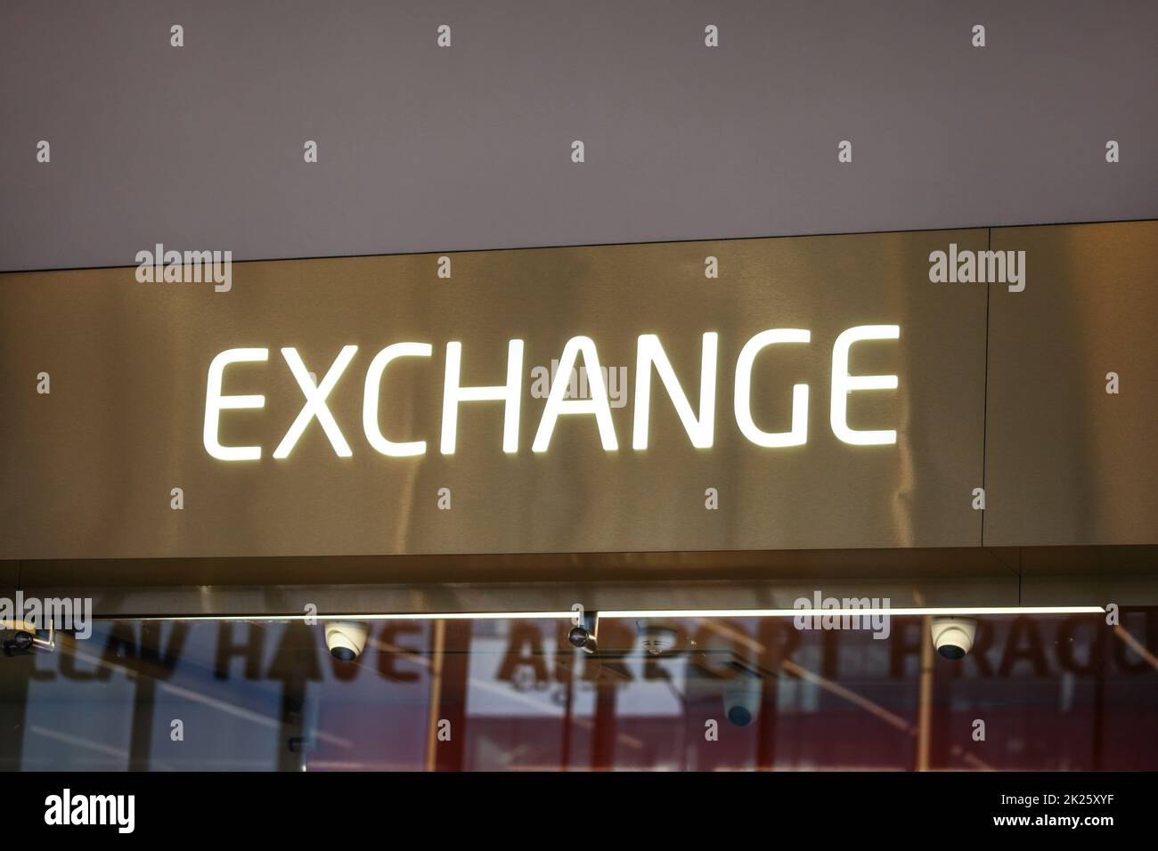 Geldwechsel Schreibtisch an der Abflughalle (Vaclav Havel Flughafen, Prag, Schreiben von unten sichtbar). Auf neon text Detail. Stockfoto