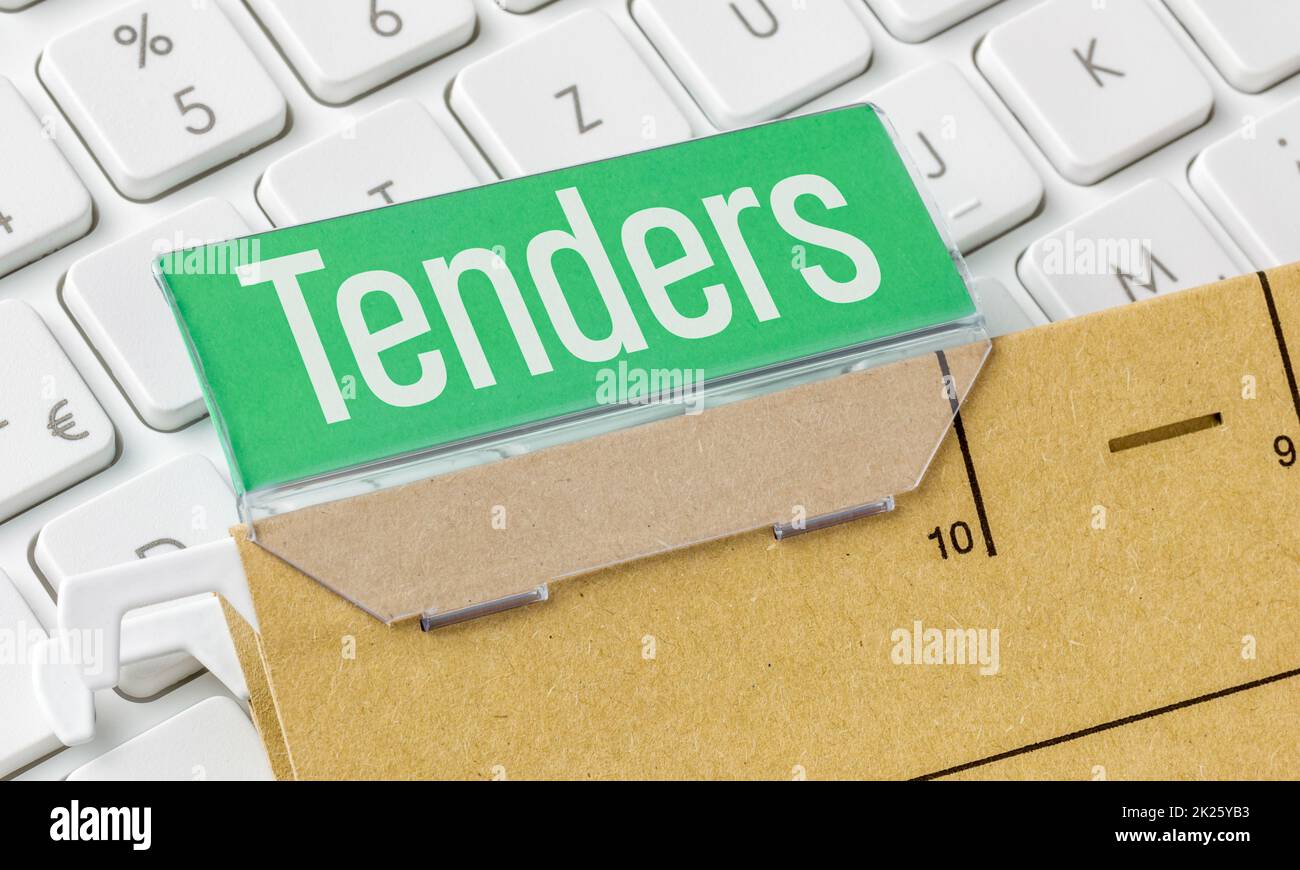 Ein brauner Ordner mit der Bezeichnung „Tenders“ Stockfoto