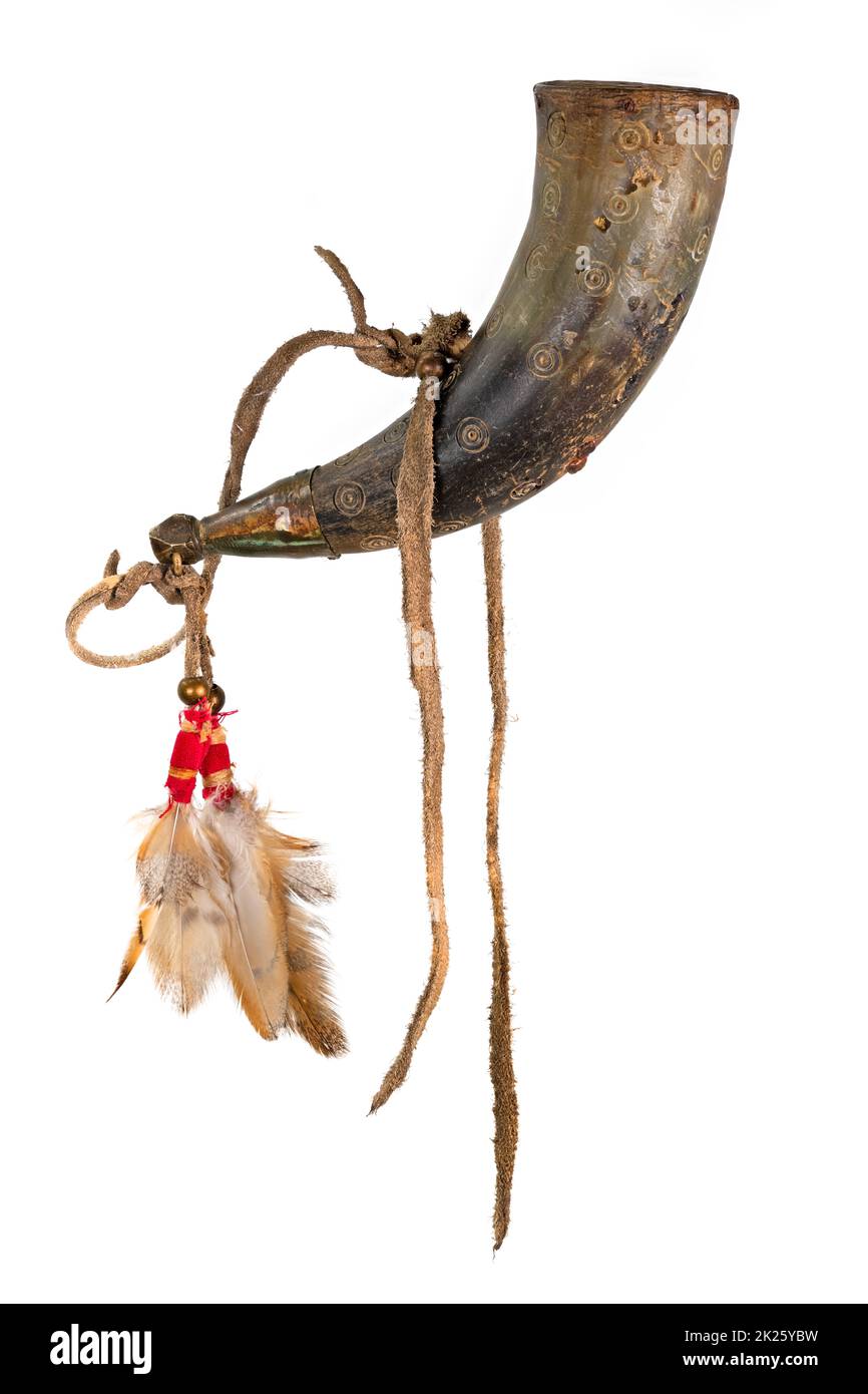 Altes Pulverhorn der nordamerikanischen Indianer aus Horn, dekoriert mit Hirschleder und Federn Stockfoto