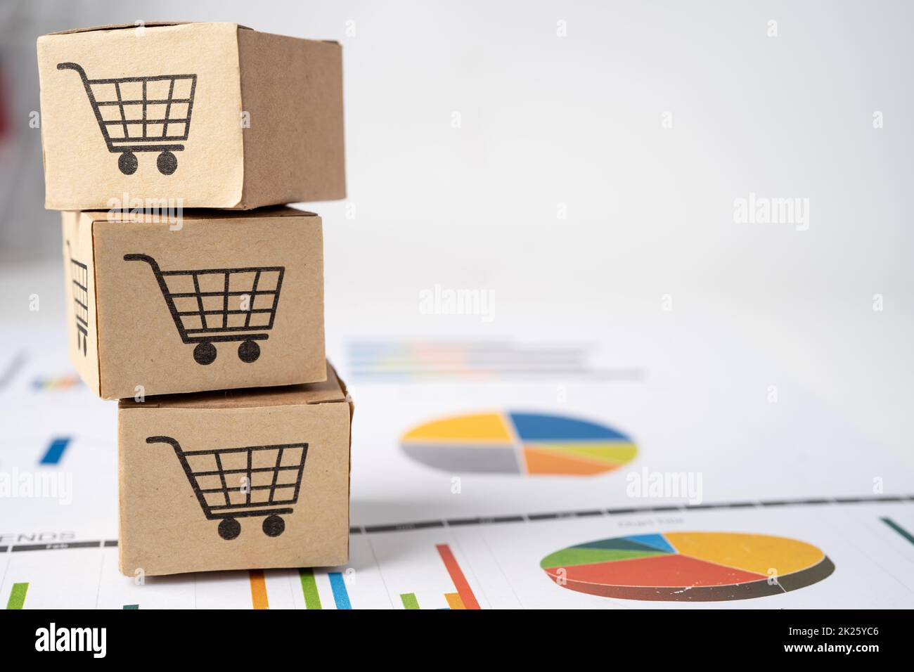 Warenkorb-Logo auf dem Feld auf Diagrammhintergrund. Bankkonto, Investment Analytic Research Data Economy, Handel, Business Import Export Transport Online-Unternehmenskonzept. Stockfoto