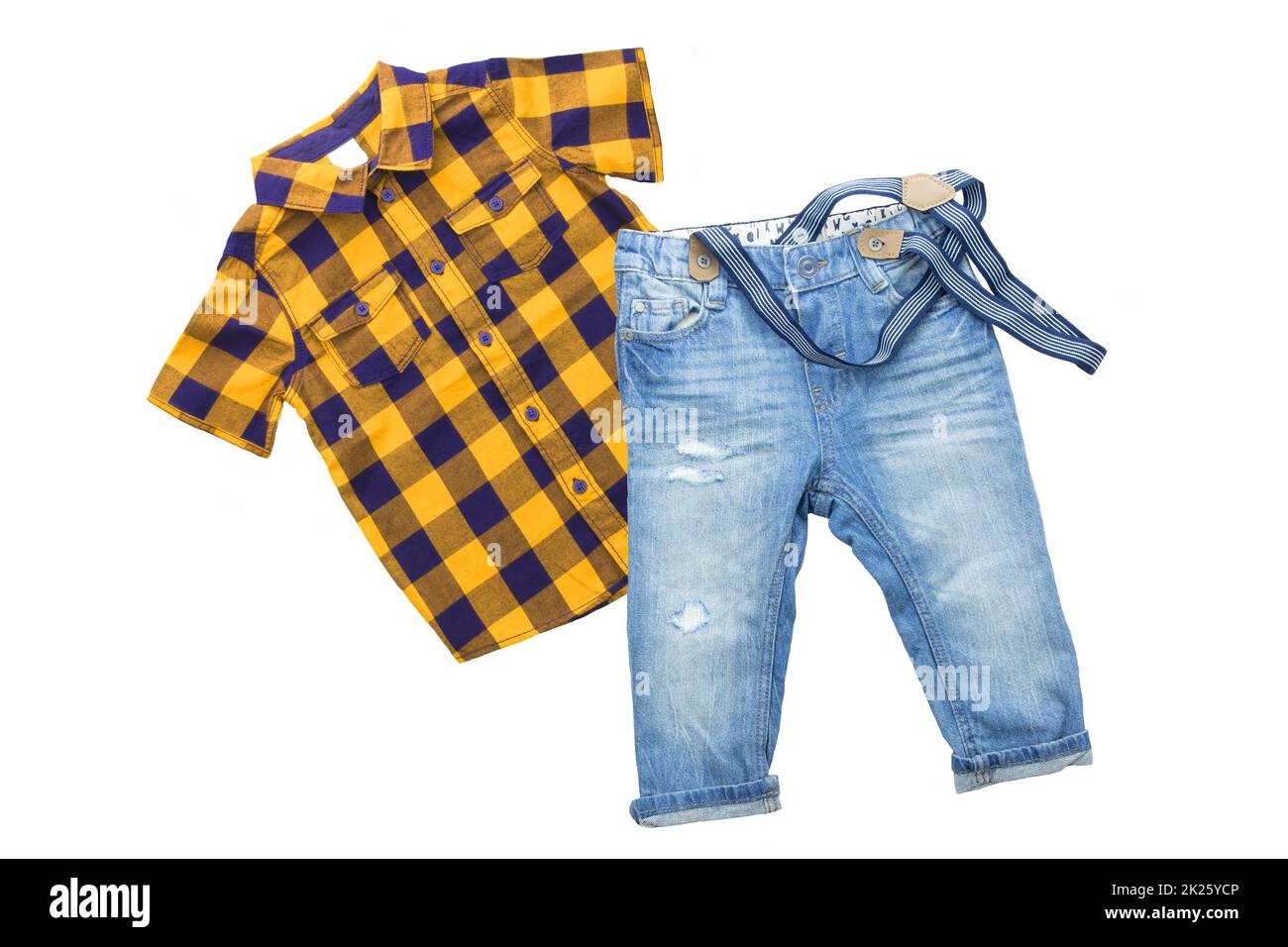 Modische blaue Jeans mit Hosenträgern oder Hosenträgern für den Jungen und ein gelb-blaues Karohemd mit kurzen Ärmeln, isoliert auf weißem Hintergrund. Sommerkleidung für Kinder. Stockfoto