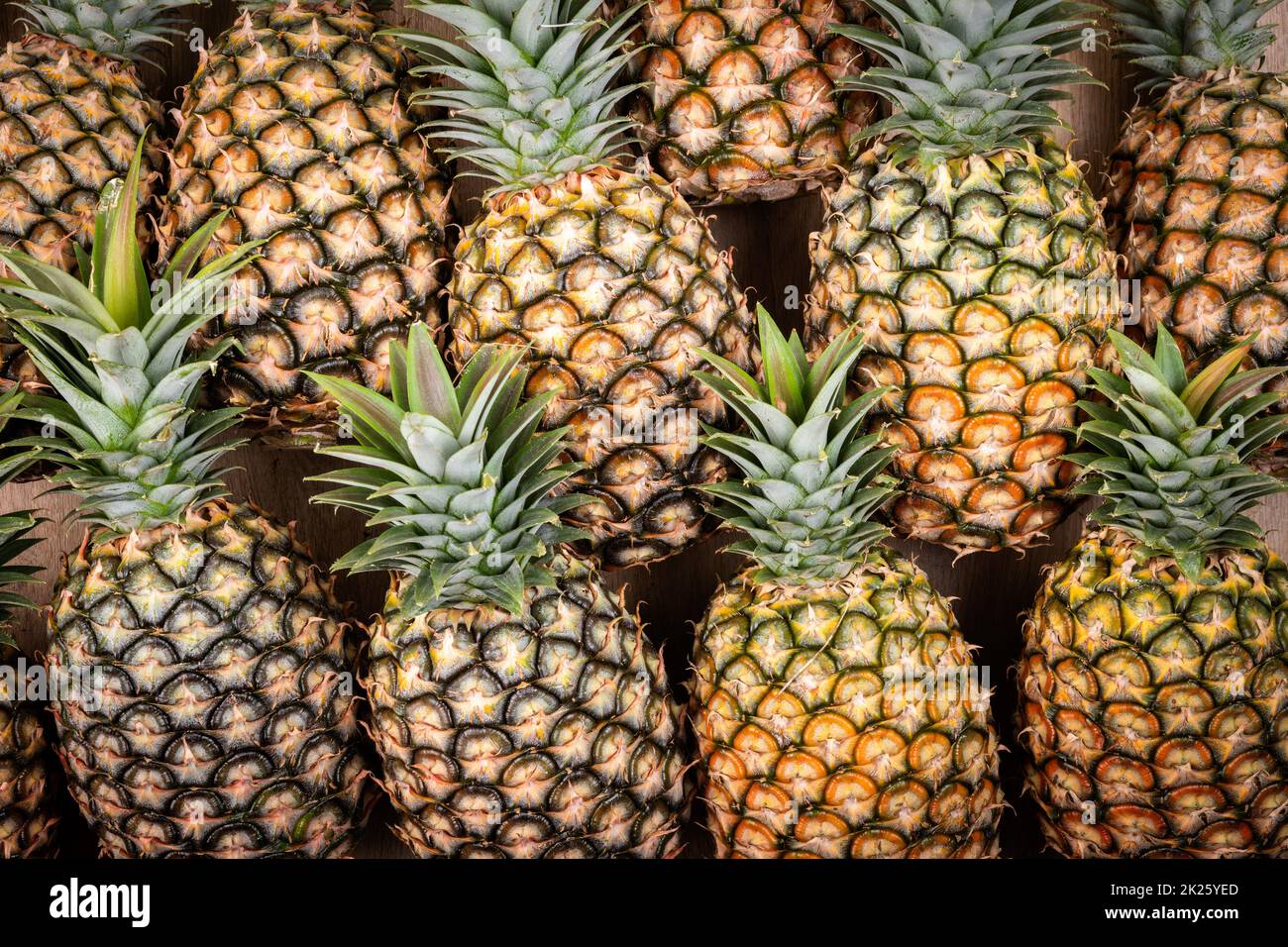 Gekochte und frische Ananas als Hintergrund Stockfoto