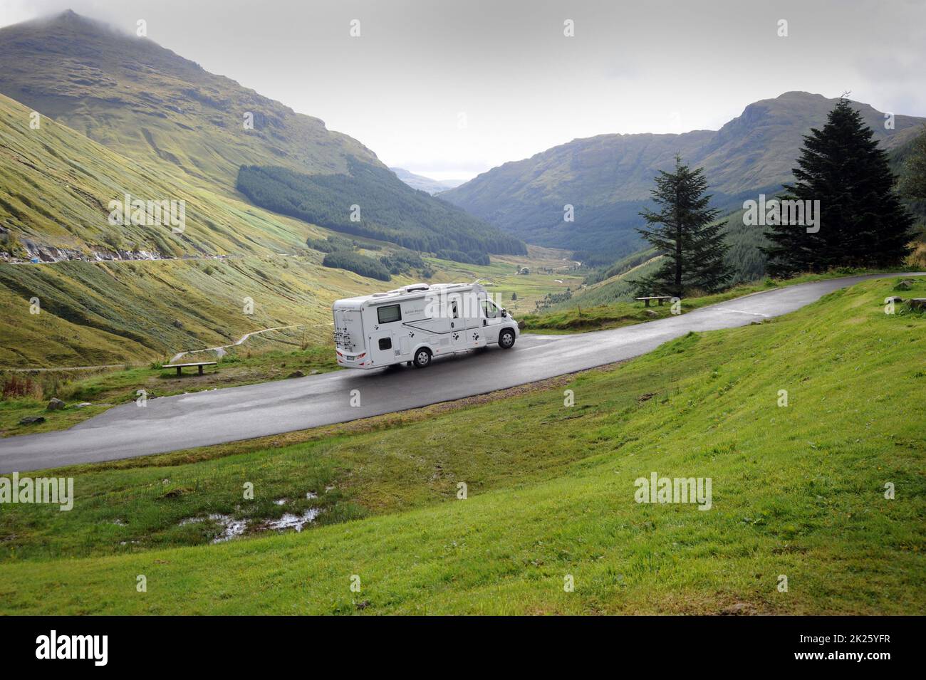 WOHNMOBIL GEPARKT AM REST UND DANKBAR BLICK AUS DER A83 IM WESTEN VON SCHOTTLAND GROSSBRITANNIEN Stockfoto