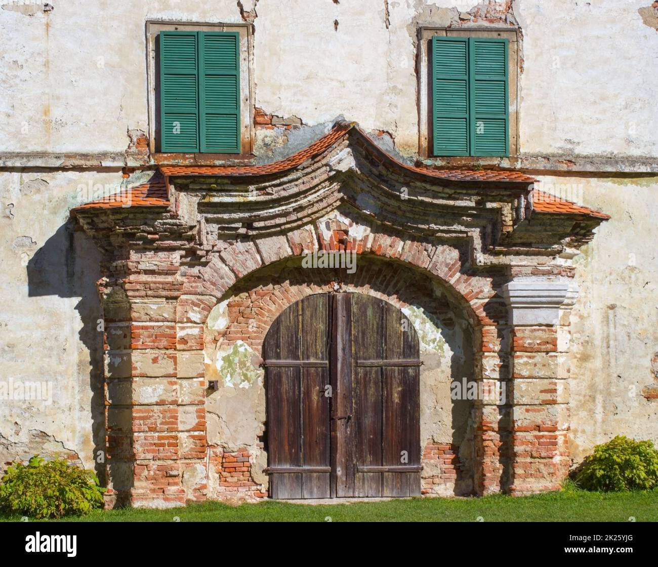 Retro-Holztür, zwei Fenster mit Fensterläden Stockfoto