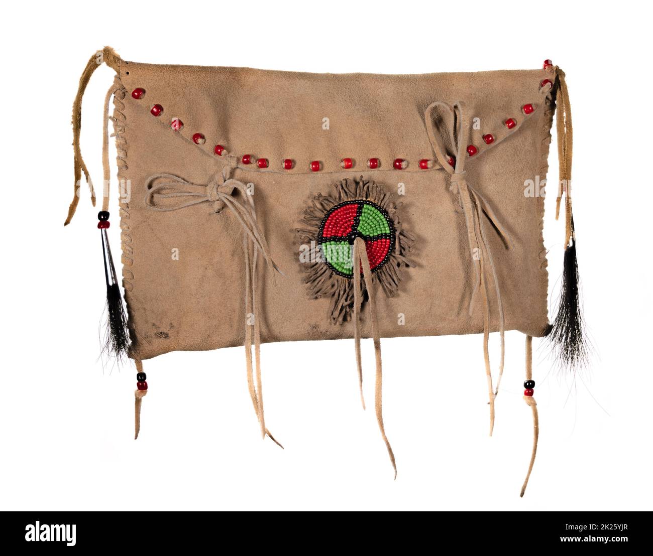 Eine Tüte nordamerikanischer Indianer. Hergestellt aus Haut mit bunten Glasperlen und Lederschnüren Stockfoto
