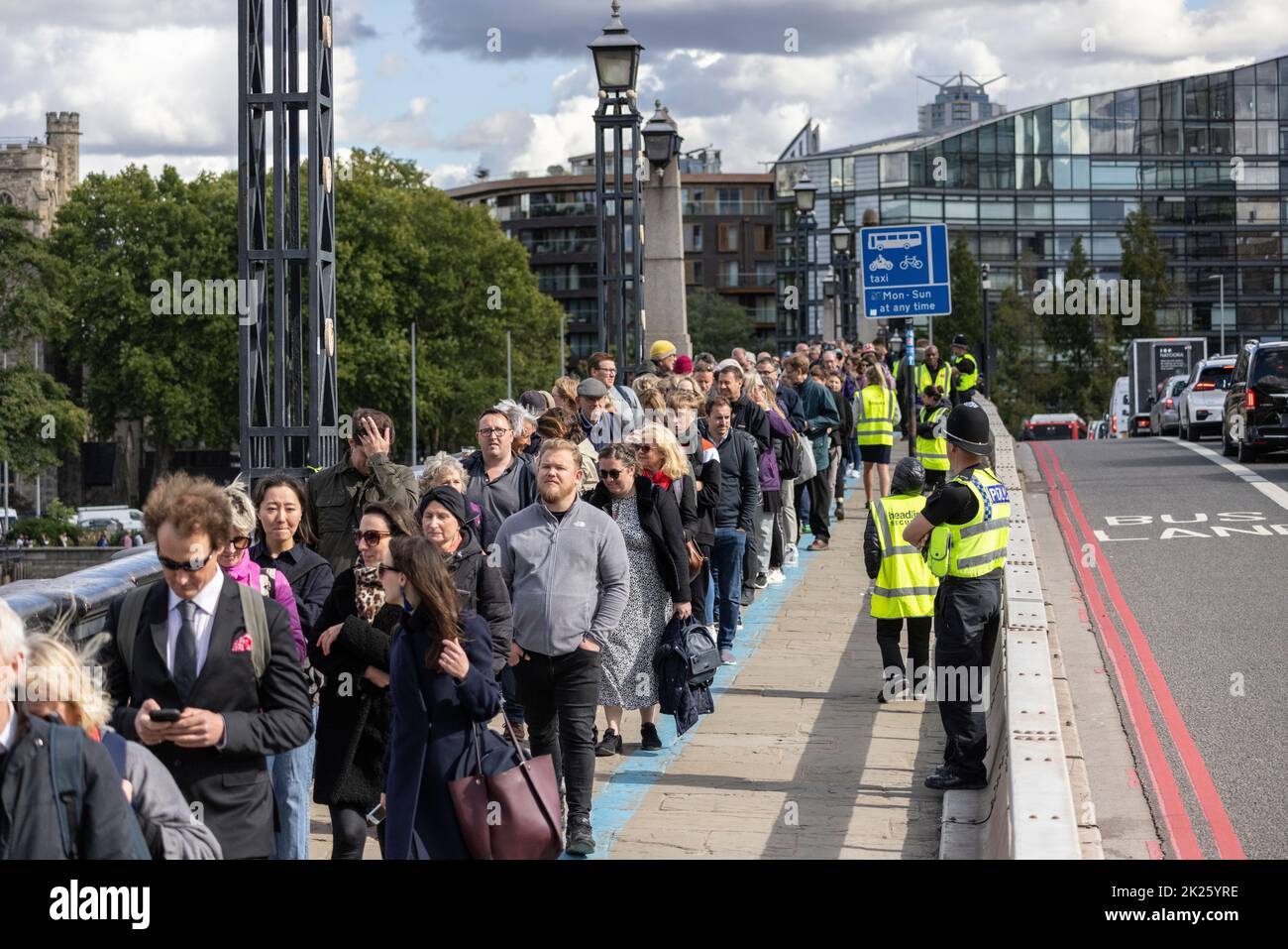 Royal Mourners stehen Schlange, um ihren Respekt zu zollen und den im Bundesstaat Queen Elizabeth II. Liegenden Ort über die Lambeth Bridge, Southbank, London, Großbritannien, zu besuchen Stockfoto