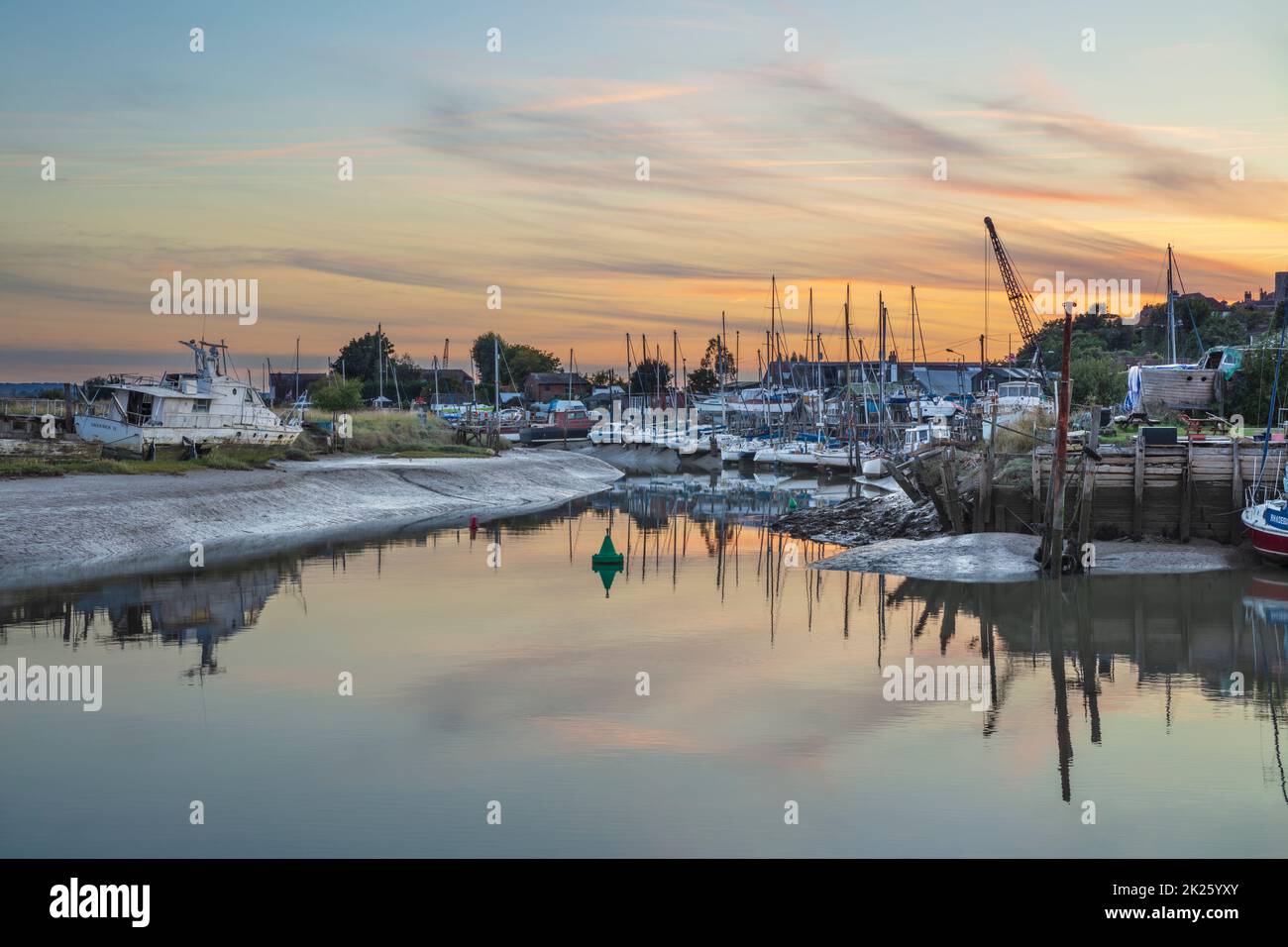 River Brede bei Ebbe mit Yachten und alten Booten, die bei Sonnenuntergang festgemacht sind, Rye, East Sussex, England, Vereinigtes Königreich, Europa Stockfoto