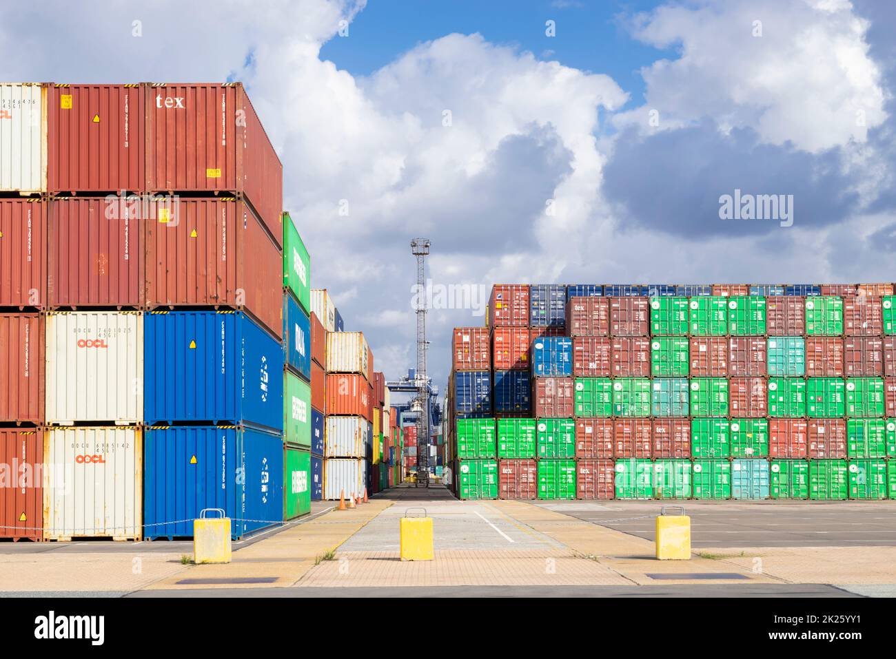Felixstowe Container Port Schiffscontainer gestapelt warten auf Verteilung Hafen von Felixstowe Port Felixstowe Suffolk England GB Europa Stockfoto