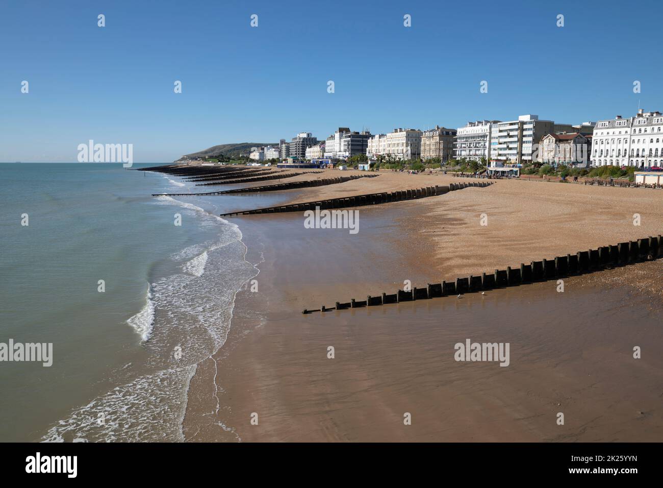 Blick über Kiesstrand vom Eastbourne Pier mit Groynes, Eastbourne, East Sussex, England, Großbritannien, Europa Stockfoto