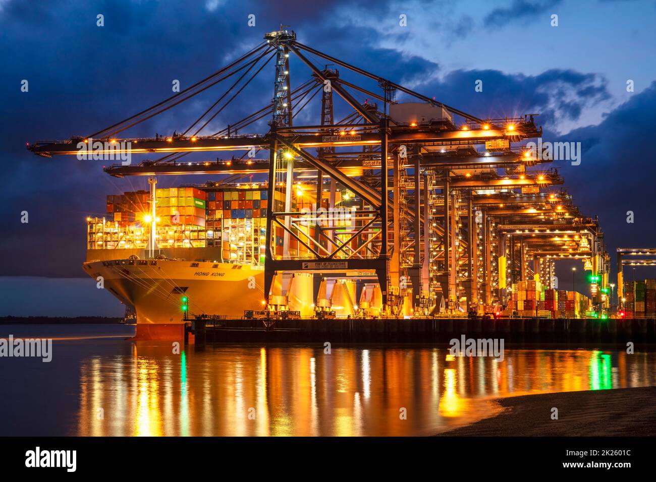 Hafen von Felixstowe Port Containerschiff mit Schiffscontainern im Dock bei Nacht Felixstowe Containerhafen Felixtowe Suffolk England GB Europa Stockfoto