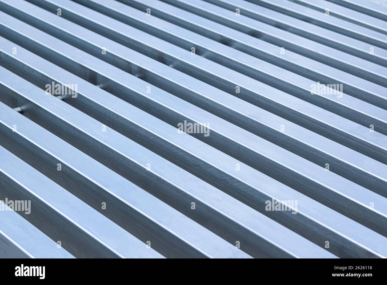 Reihen mit sogar metallisch-grauen Streifen im Nahbereich. Stockfoto