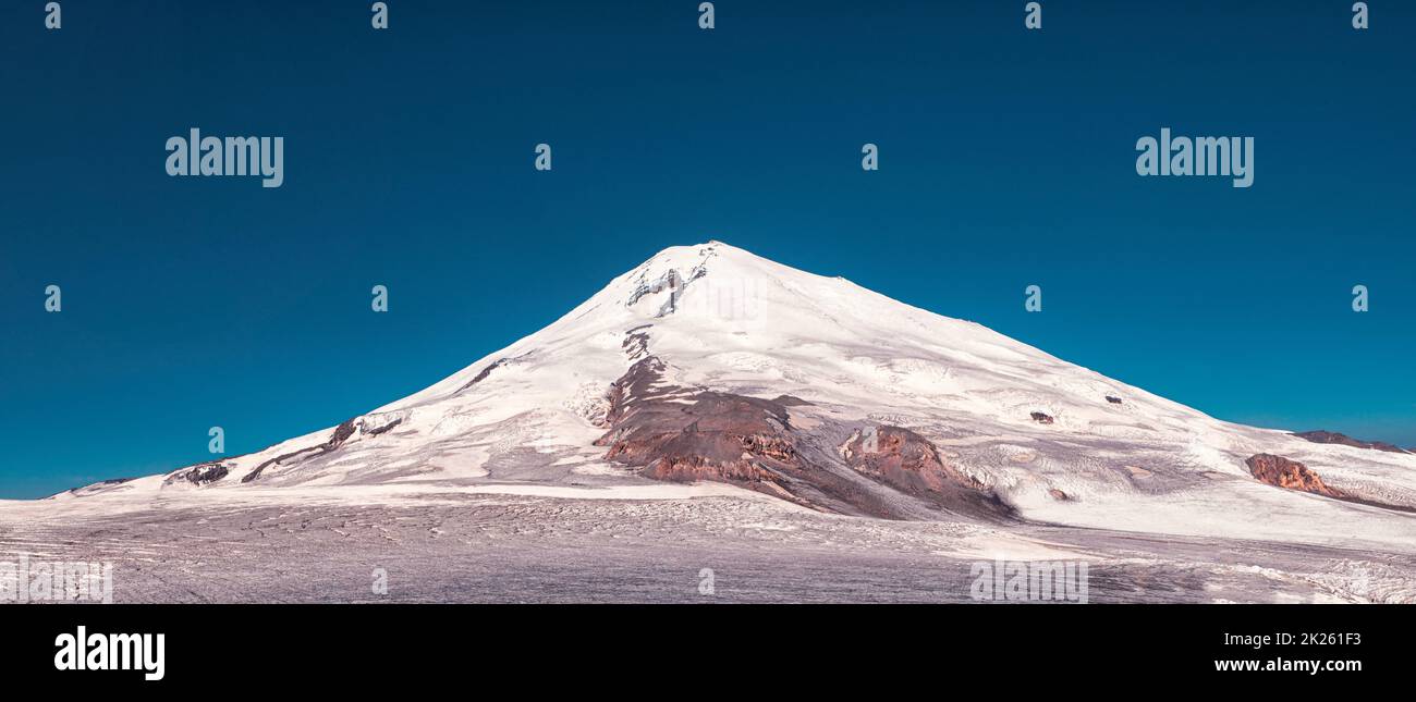 blick auf den östlichen Gipfel des elbrus vom Irik-Chat Pass Stockfoto