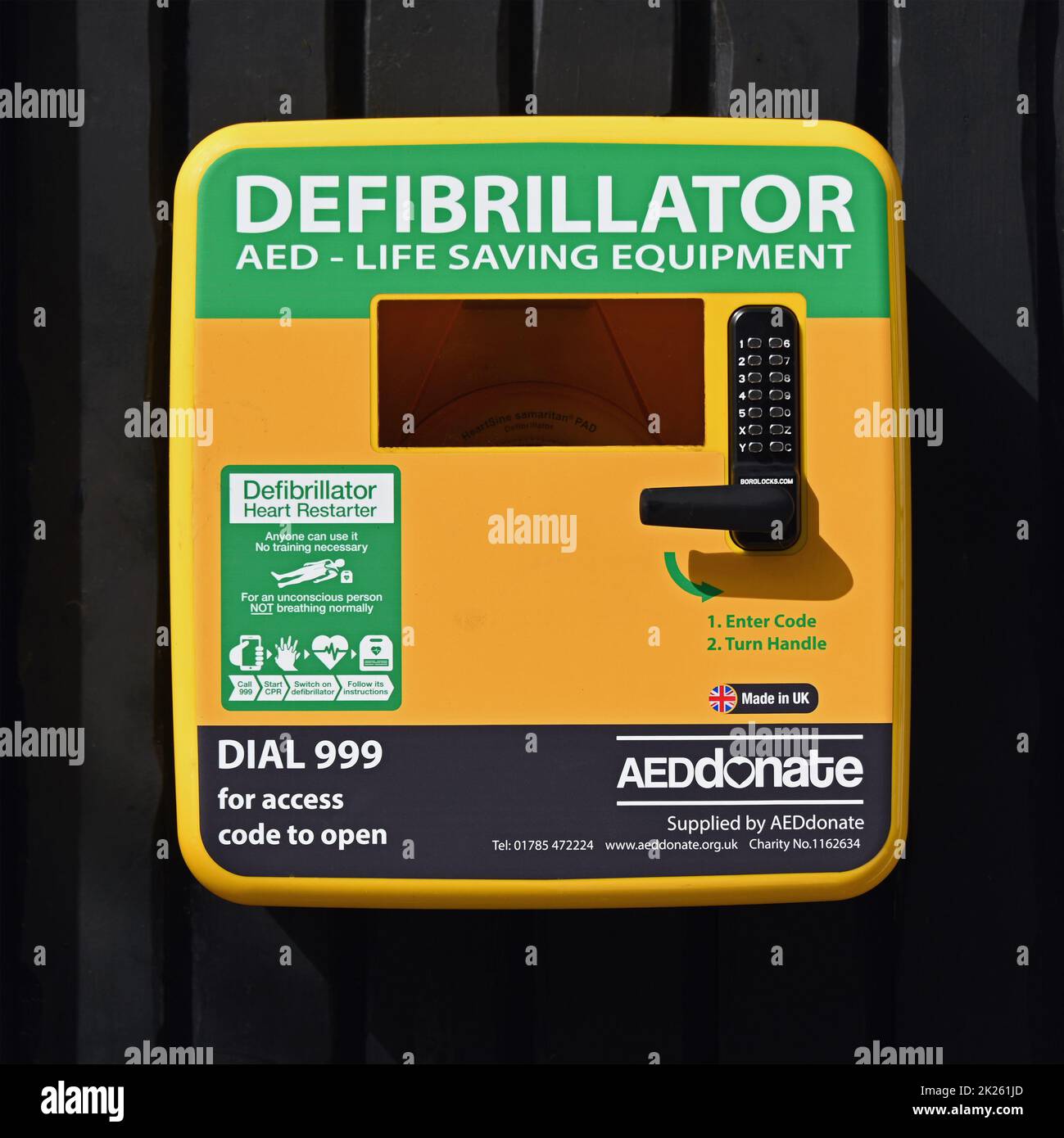 Defibrillator AED-lebensrettende Ausrüstung. AEDdonate. Hergestellt in Großbritannien. High Street, Lanark, Lanarkshire, Schottland, Großbritannien, Europa. Stockfoto