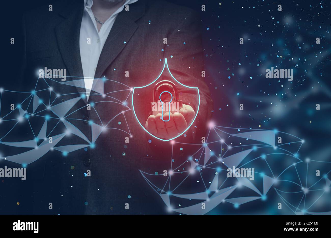 Ein Geschäftsmann im Anzug hält ein Vorhängeschloss aus Metall auf einem abstrakten Hintergrund mit Linien und Punkten. Das Konzept des Schutzes personenbezogener Daten im Netzwerk, Cybersicherheit. Zuverlässige Datenverschlüsselung Stockfoto