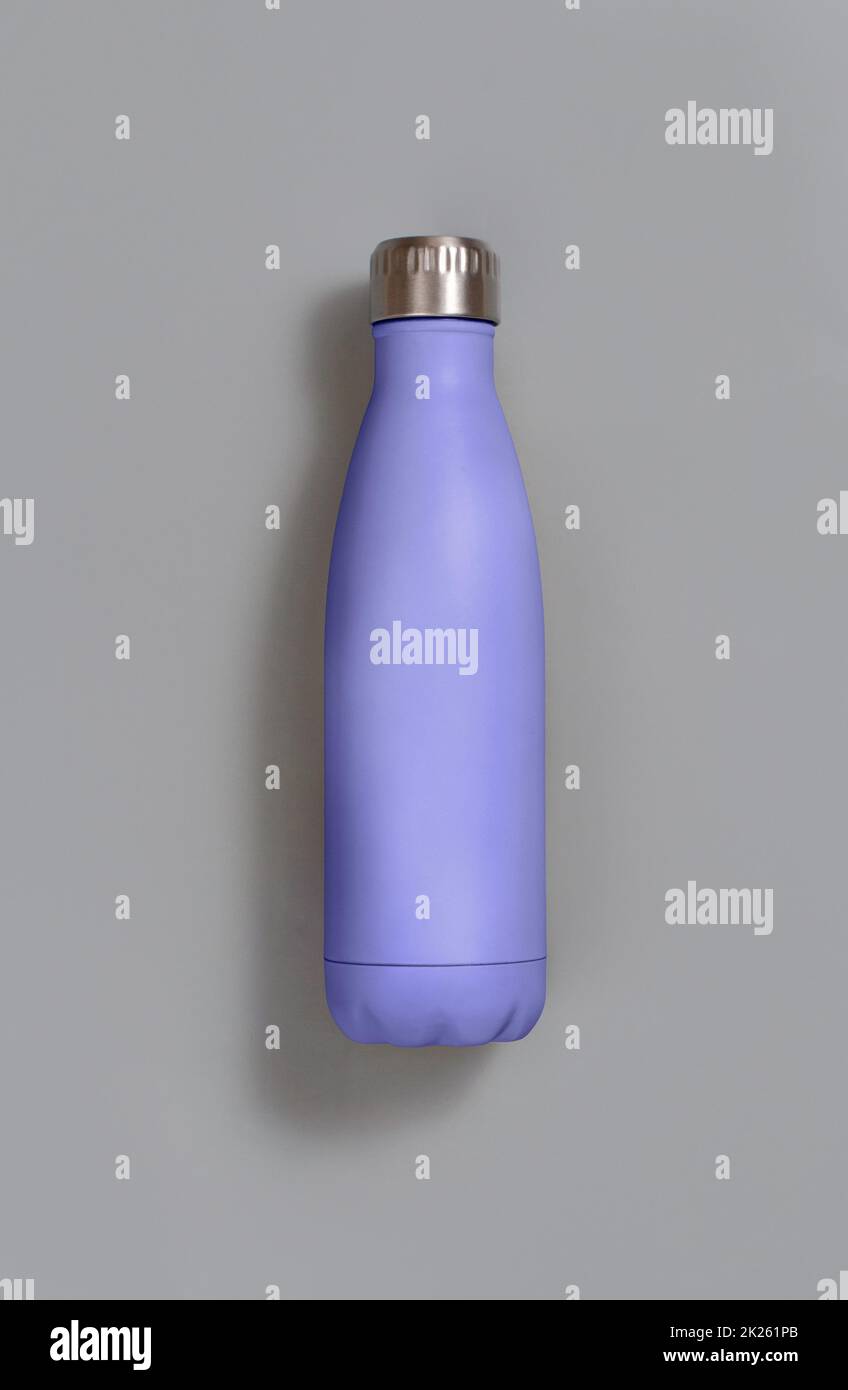 Hellviolette, wiederverwendbare isolierte Flasche auf grauem Hintergrund Stockfoto