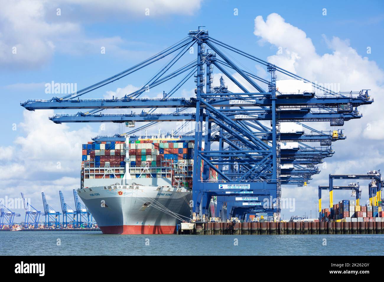 OOCL HONG KONG Containerschiff dockt im Hafen von Felixstowe beladen mit Transportcontainern Felixstowe Port Felixstowe Suffolk England GB Europa Stockfoto