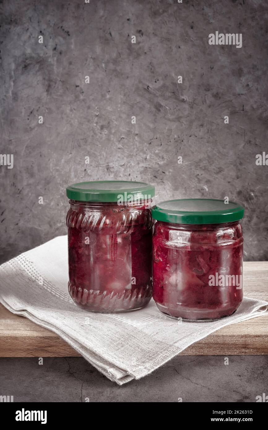 Hauskonservenieren: Rote Beete aus der Dose mit Gemüse für Borscht. Stockfoto