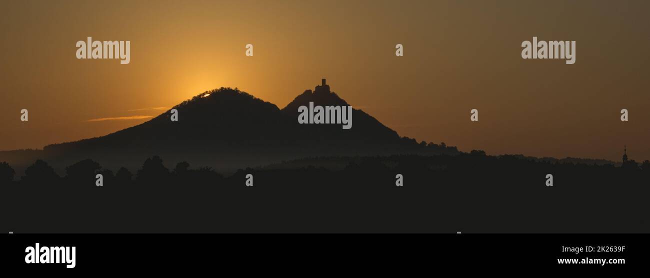 Sonnenaufgang und Blick auf die Silhouette des Schlosses Stockfoto