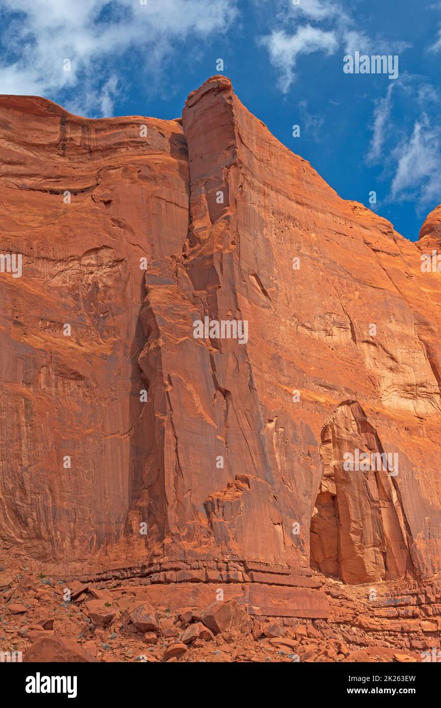 Hoch aufragende Red Rock Cliffs in der Wüste Stockfoto