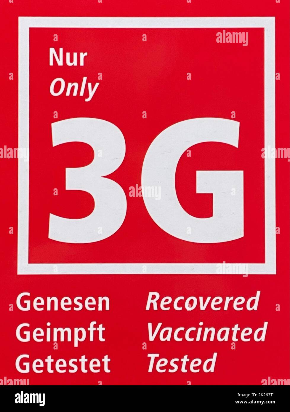 Orientierungshilfe für 3G-Verordnung aufgrund einer Coronavirus-Pandemie mit Hinweis, dass nur genesene, geimpfte und getestete Personen erlaubt sind - öffentlicher Raum in Germa und Englisch Sprache - nur 3G Stockfoto