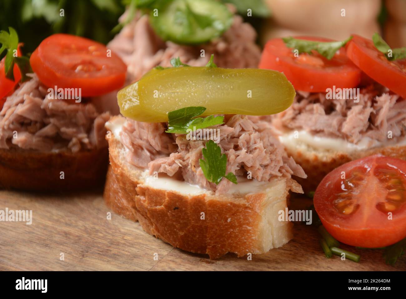 Offenes Sandwich mit Thunfischkonserven, Gurken, Tomaten, eingelegter Gurke Stockfoto