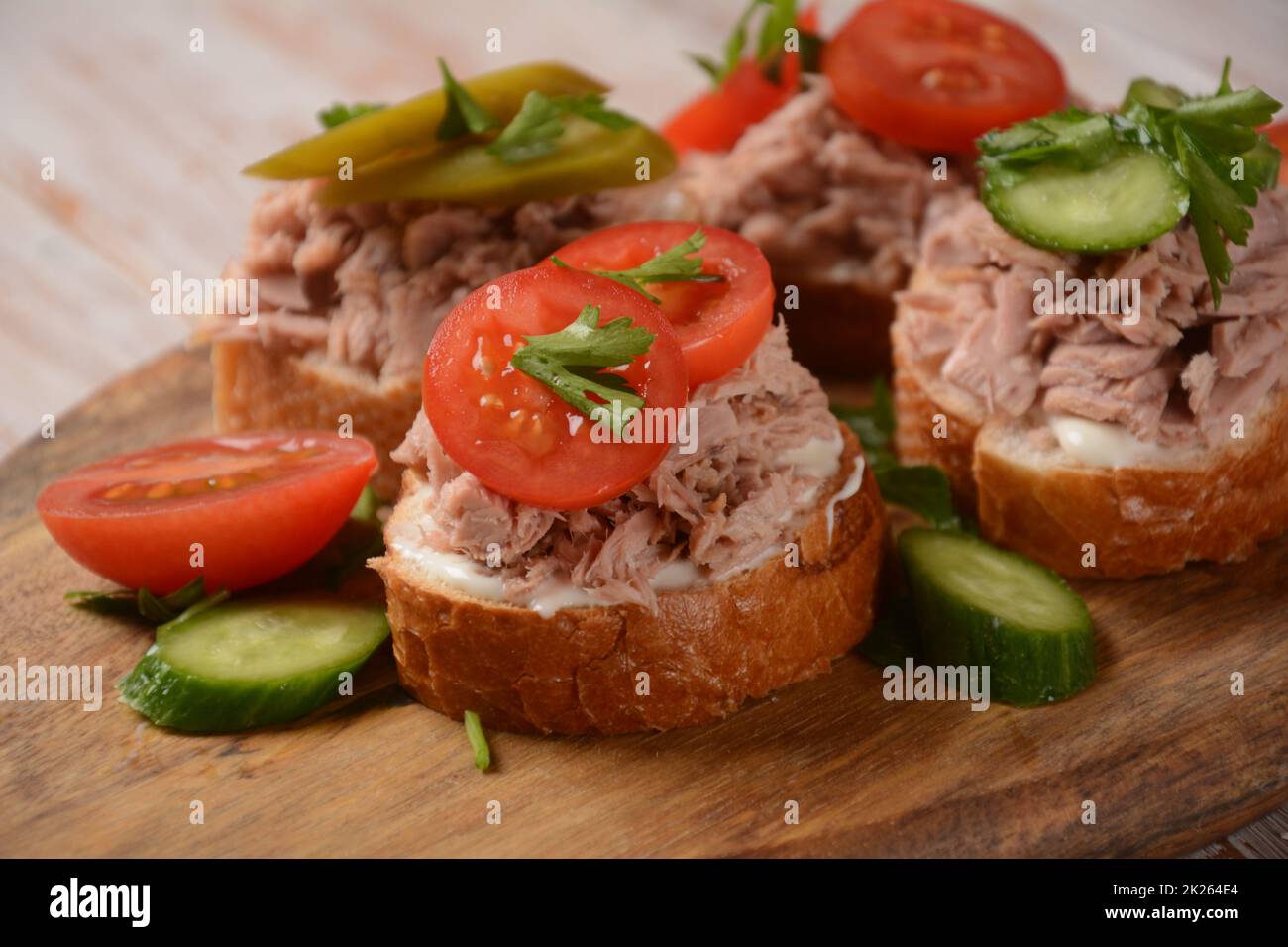 Offenes Sandwich mit Thunfischkonserven, Gurken, Tomaten, eingelegter Gurke Stockfoto