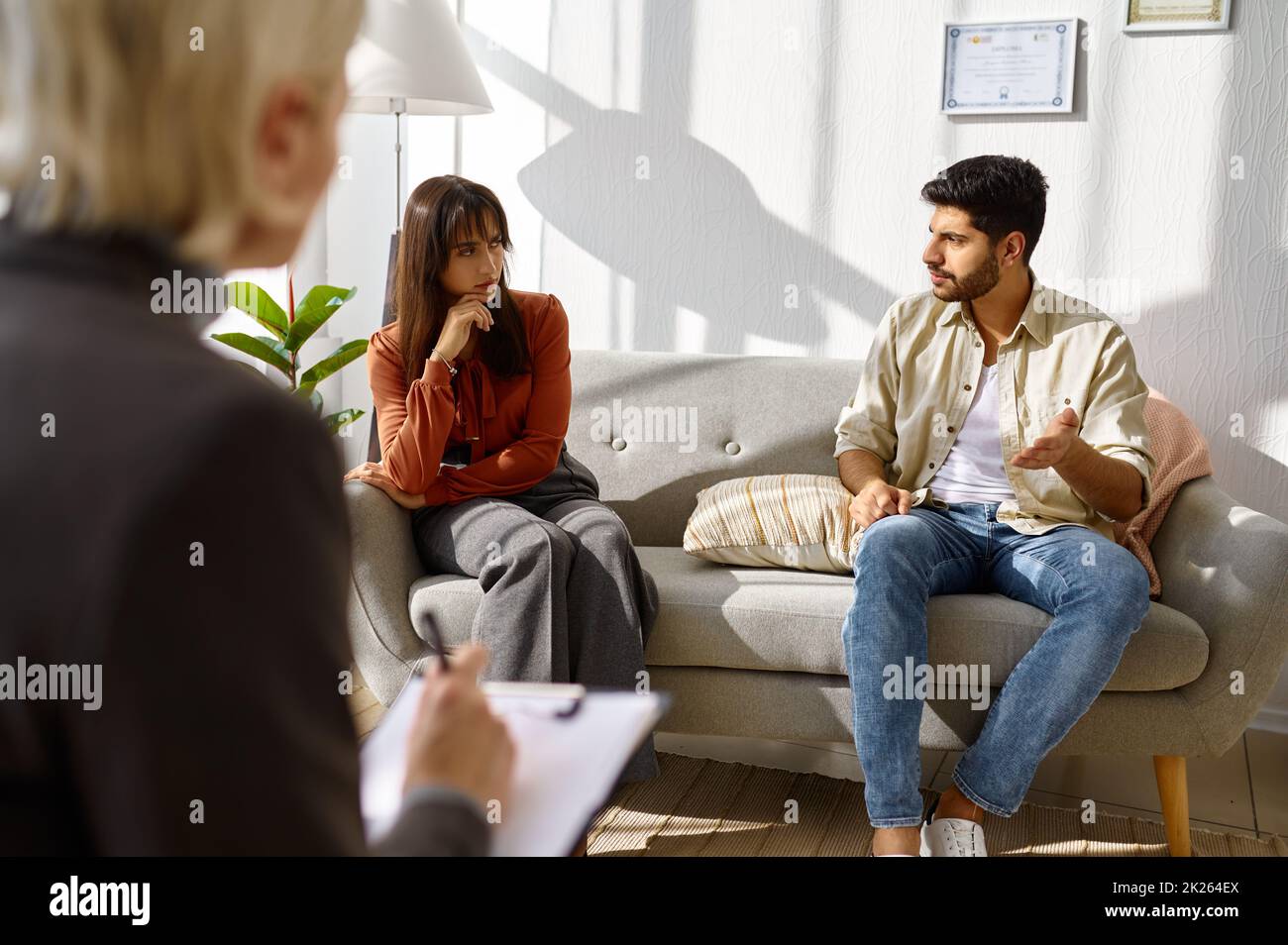 Junges Familienpaar bei Psychologen Beratungstreffen Stockfoto