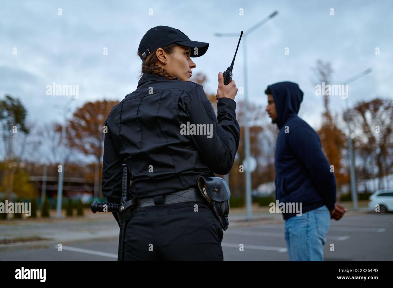 Frau Cop mit tragbaren Radio Rückansicht Stockfoto