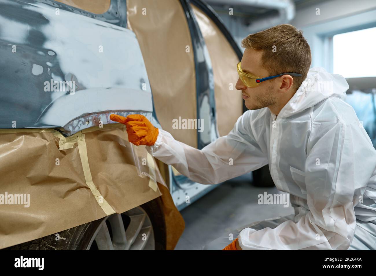 Reparaturman überprüft die Qualität der alten Lackentfernung Stockfoto