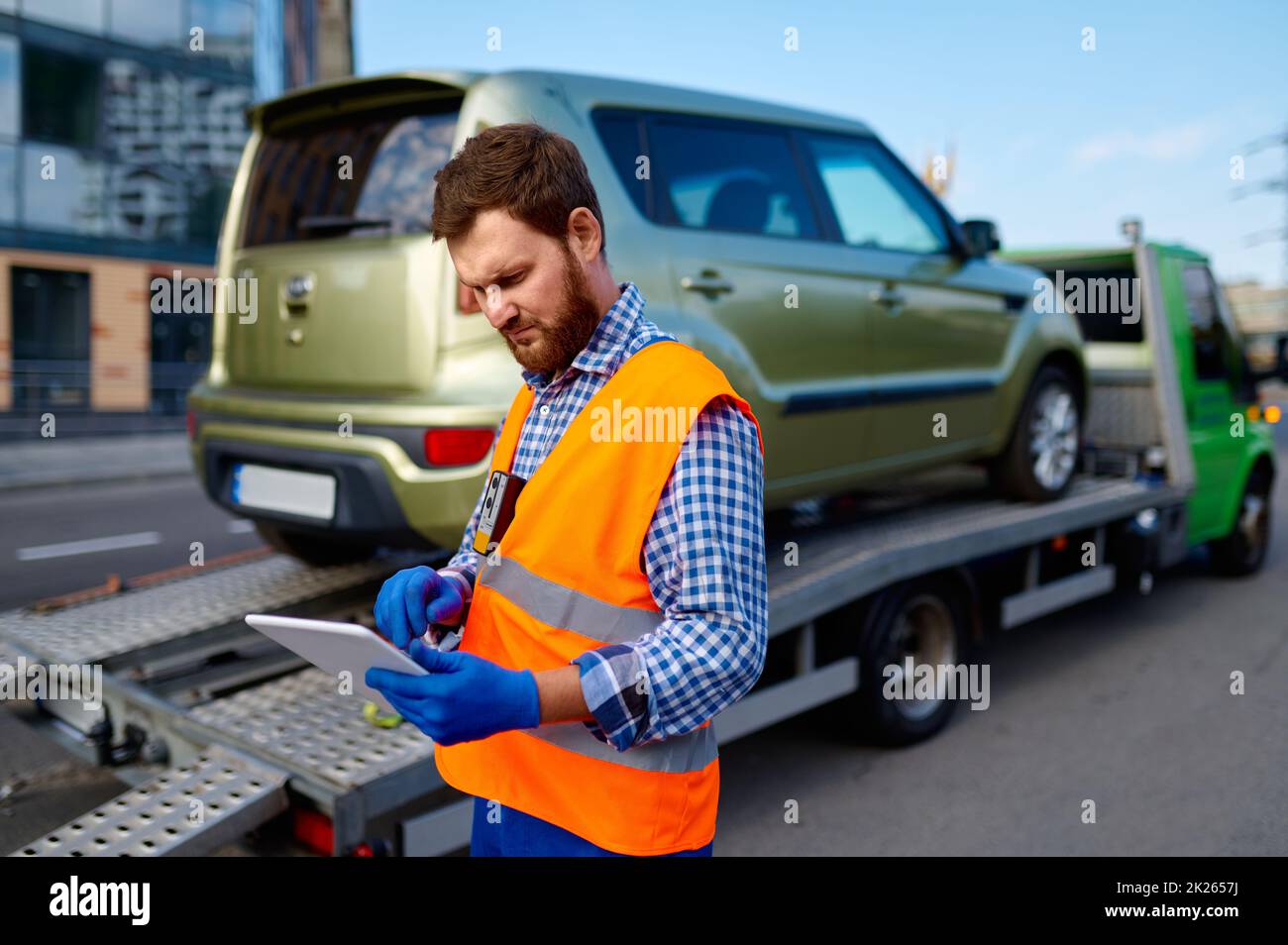 Männlicher Abschleppwagen-Fahrer, der die elektronische Rechnung überprüft Stockfoto