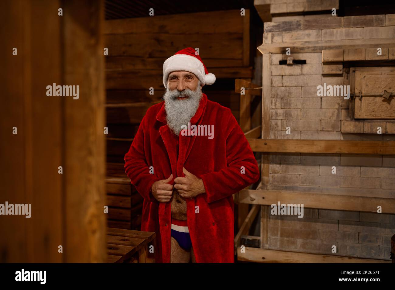 Der Weihnachtsmann, eingewickelt in einen Bademantel, fühlt sich kalt an Stockfoto