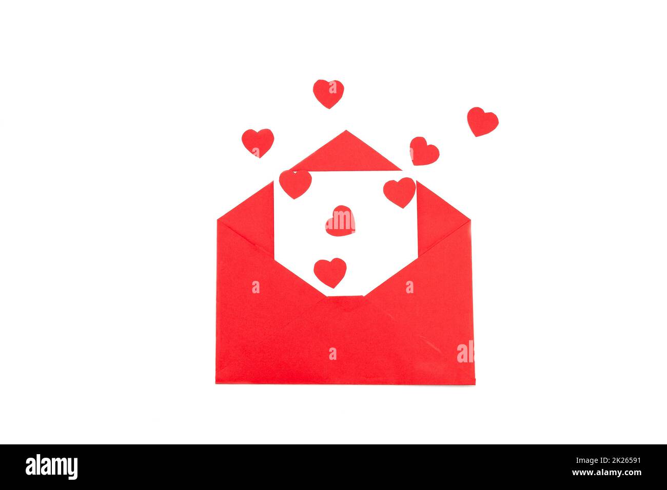 Roter Umschlag mit weißem Blatt Papier und roten Herzen auf weißem Hintergrund. Valentinstag-Grußkarte. Stockfoto