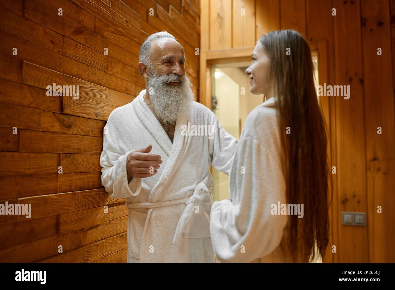 Mann und Frau unterhalten sich in der Spa-Sauna Stockfoto