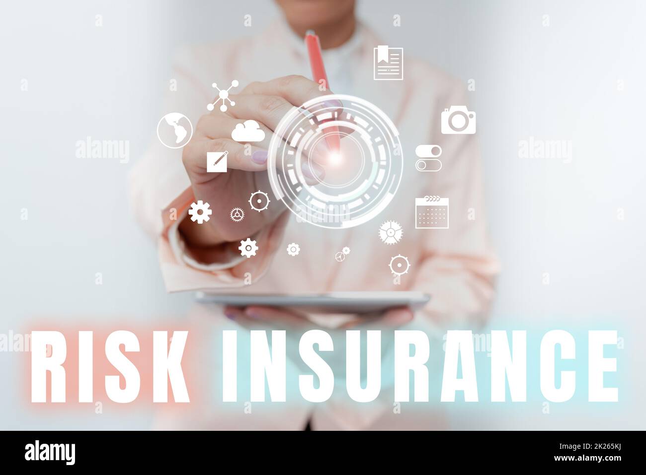 Handschrifttext Risikoversicherung. Unternehmensübersicht die Möglichkeit von Verlustschäden durch die Haftpflichtversicherung Geschäftsfrau, die digitale Daten auf der Holographiebildschirmschnittstelle berührt. Stockfoto