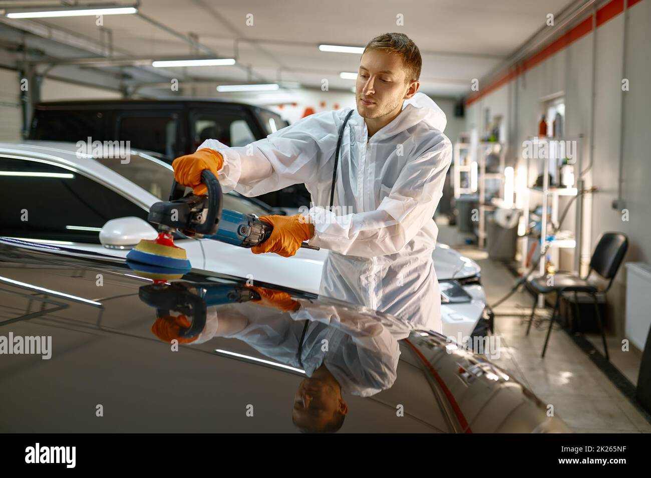 Professionelle Auto-Service-Mitarbeiter Polieren lackierte Oberfläche Stockfoto