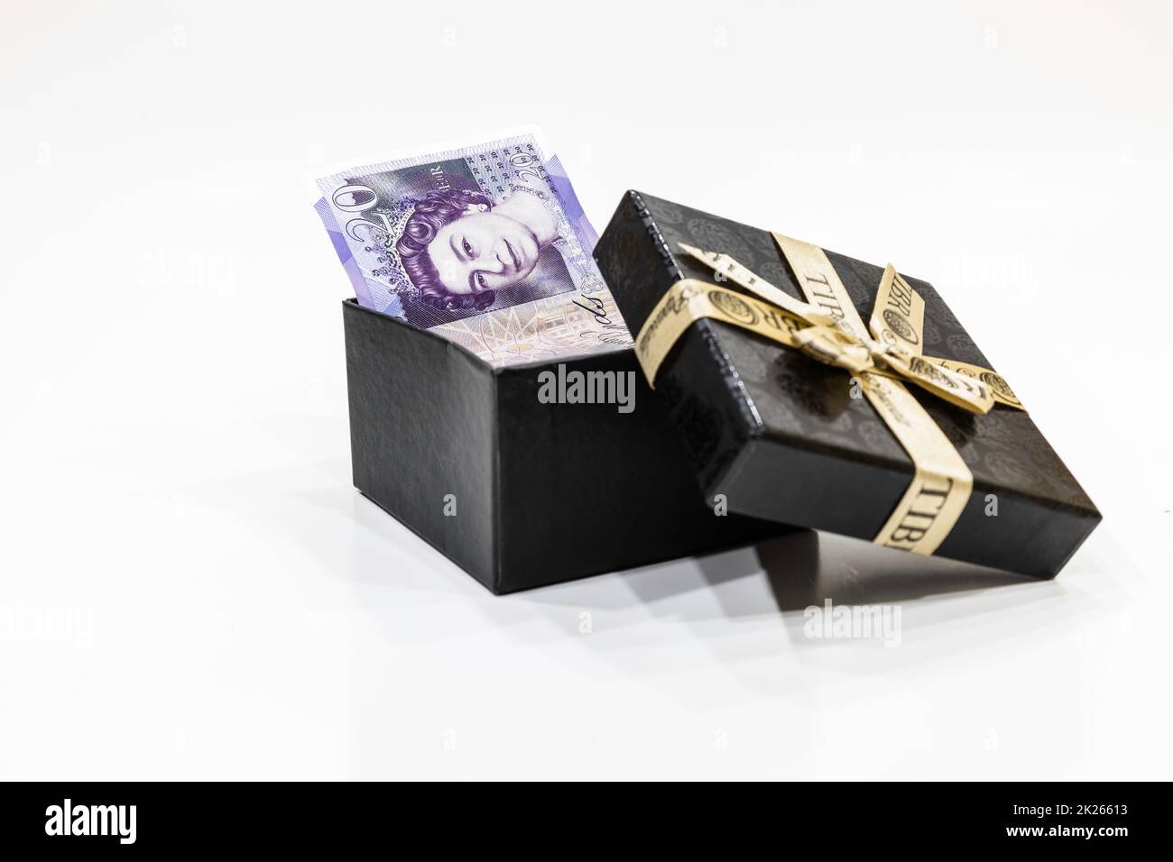 Geschenkbox mit britischem Pfund-Geld. Banknote mit einem Nennwert von 20 Pfund Stockfoto