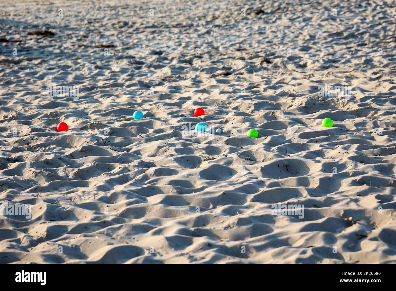 Bunte Boule Bälle liegen am Strand. Spielszene bei Boules. Stockfoto