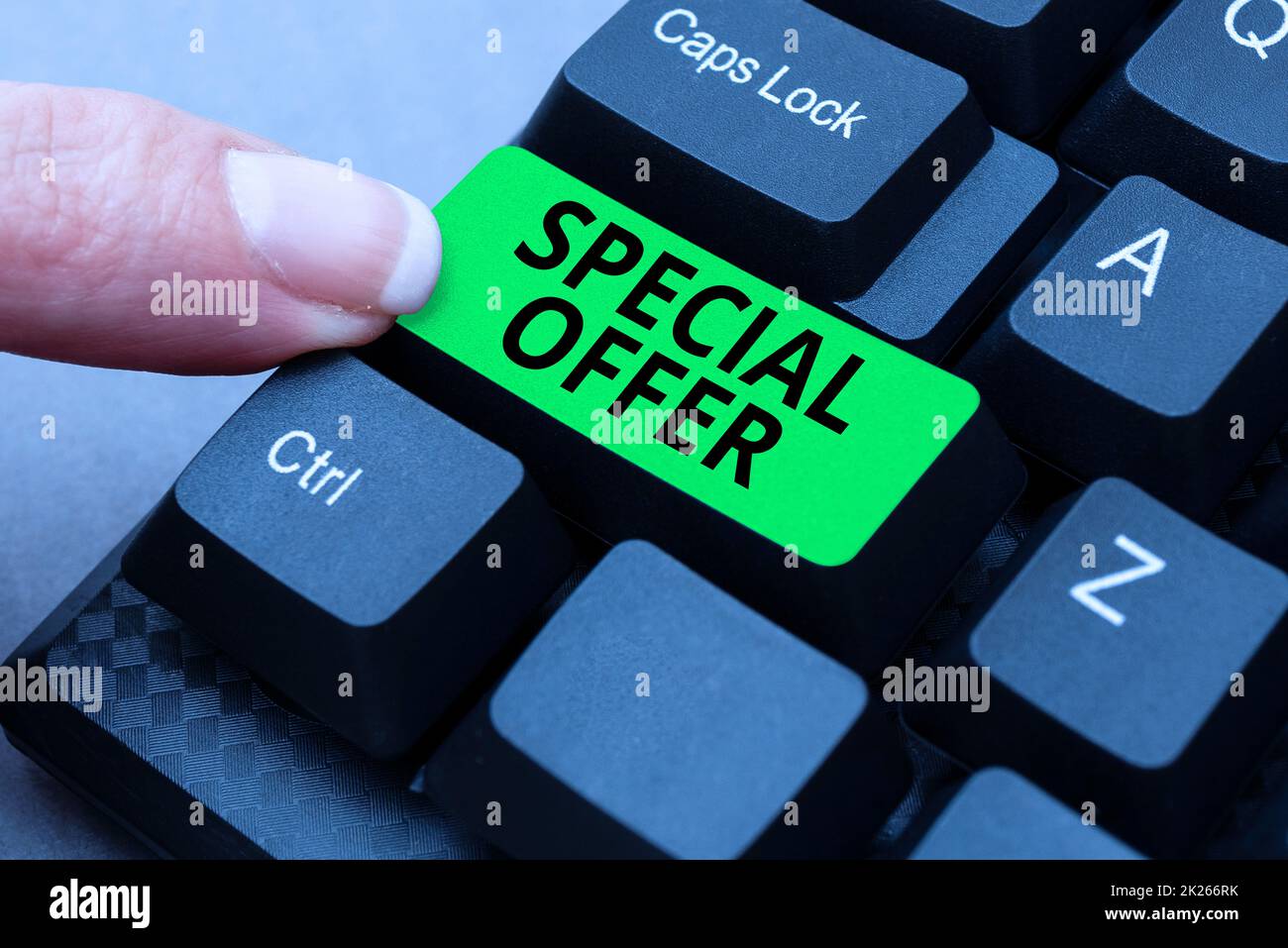 Handgeschriebener Text Sonderangebot. Geschäftsidee Verkauf zu einem günstigeren oder günstigeren Preis mit Freebies Abstract Collecting Investigation Clues Online, Präsentation von Internet-Ideen Stockfoto