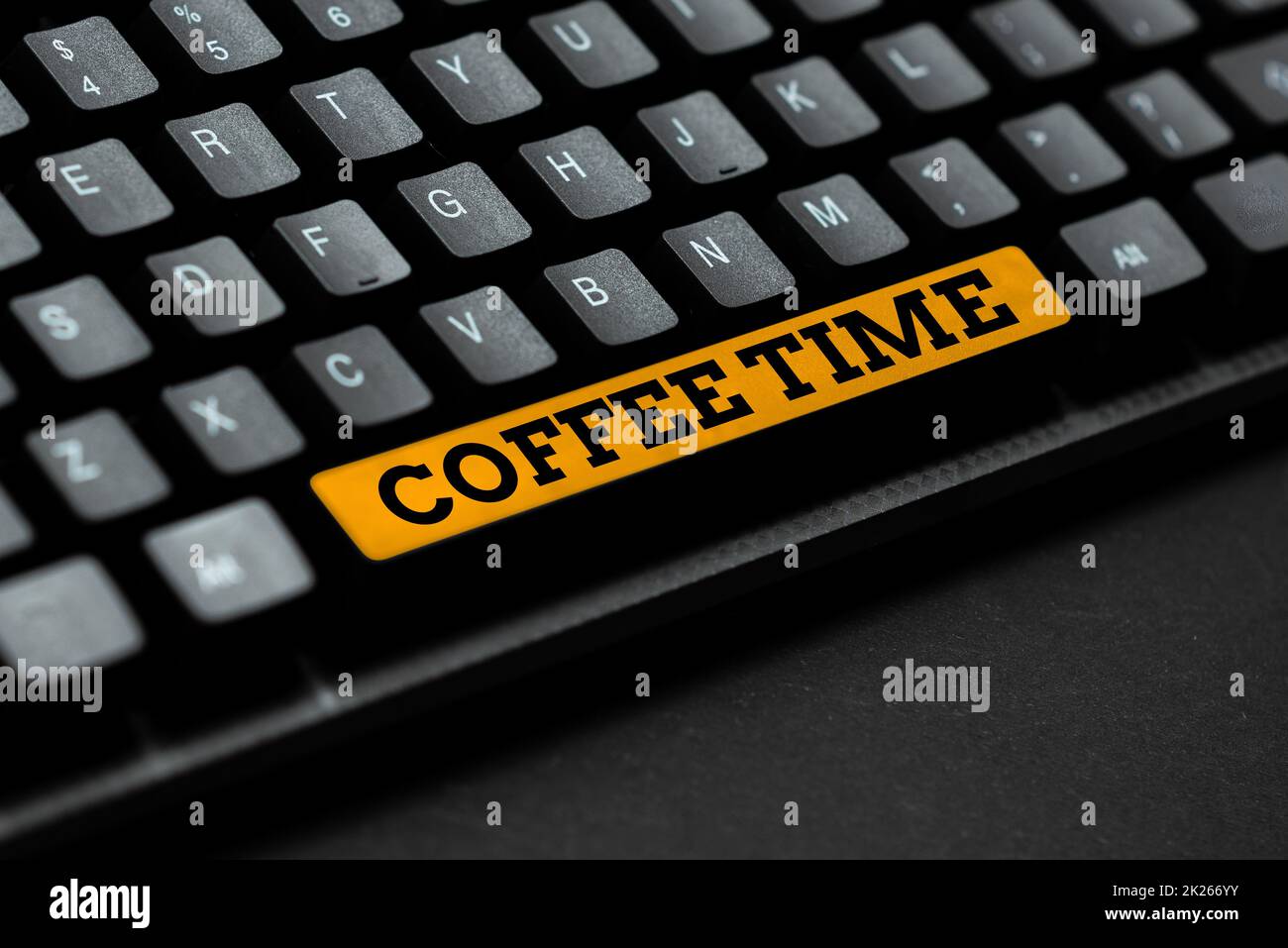 Konzeptunterschrift Kaffeezeit. Geschäftsübersicht ein ausgewählter Zeitraum, in dem eine Tasse Kaffee serviert und getrunken wird, mit Online-Freunden in Verbindung steht und Bekanntschaften im Internet macht Stockfoto