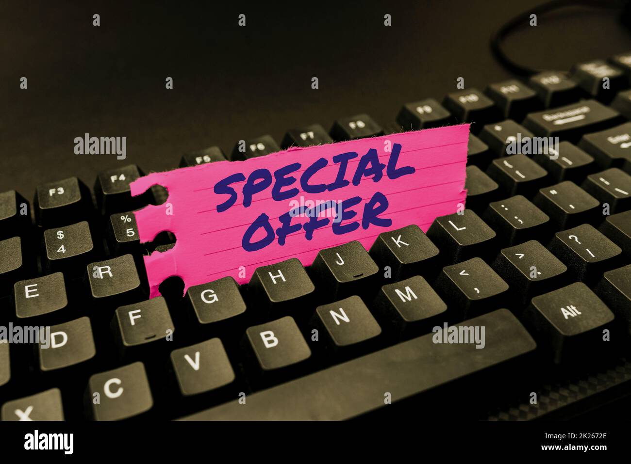 Schild mit Sonderangebot. Ein Wort über Verkauf zu einem günstigeren oder günstigeren Preis mit Gratisgeschenken, die Vorlesungen und Vorlesungspläne eingeben, neue Artikelseiten schreiben Stockfoto