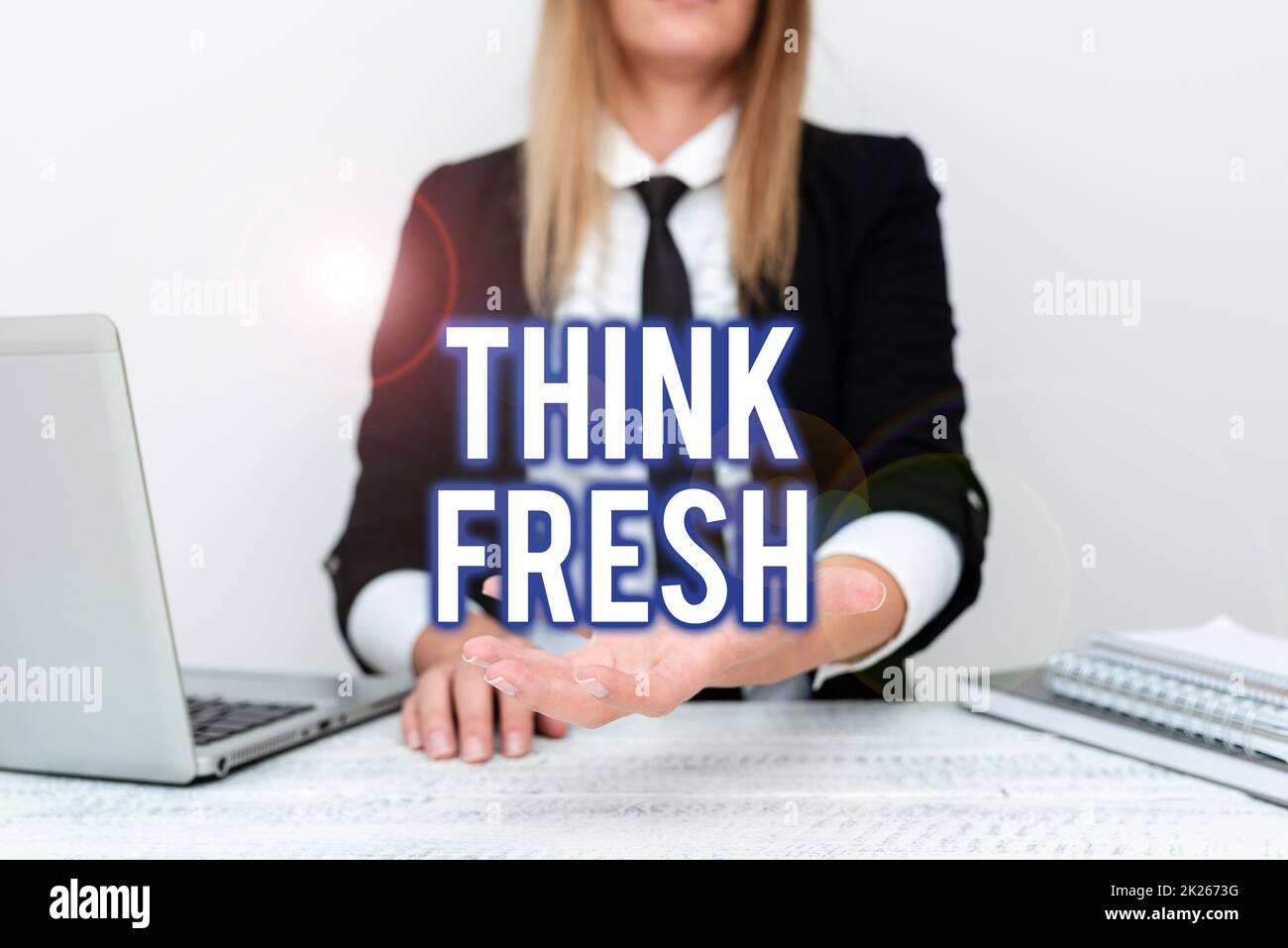 Textbeschriftung präsentiert „Think Fresh“. Konzept bedeutet eine neue Denkperspektive bei der Erstellung von Ideen und Konzepten Kursleiter unterrichtet verschiedene Fertigkeiten, Lehrer erklärt neue Methoden Stockfoto