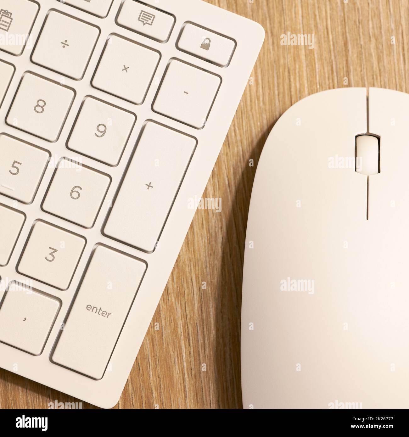 Tastatur von einem Computer und eine Computermaus auf einem Schreibtisch im Büro Stockfoto
