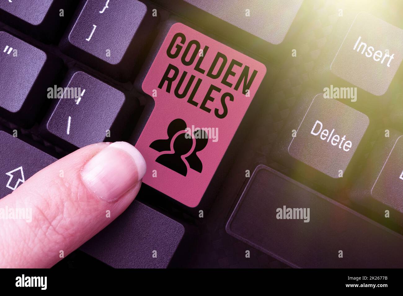 Schreiben mit Anzeige des Textes Goldene Regeln. Wort für Grundprinzip, das befolgt werden sollte wichtiges Prinzip Tippen eines Beispiels für einen Beschäftigungsvertrag, Transkription von Online Talk Show Audio Stockfoto