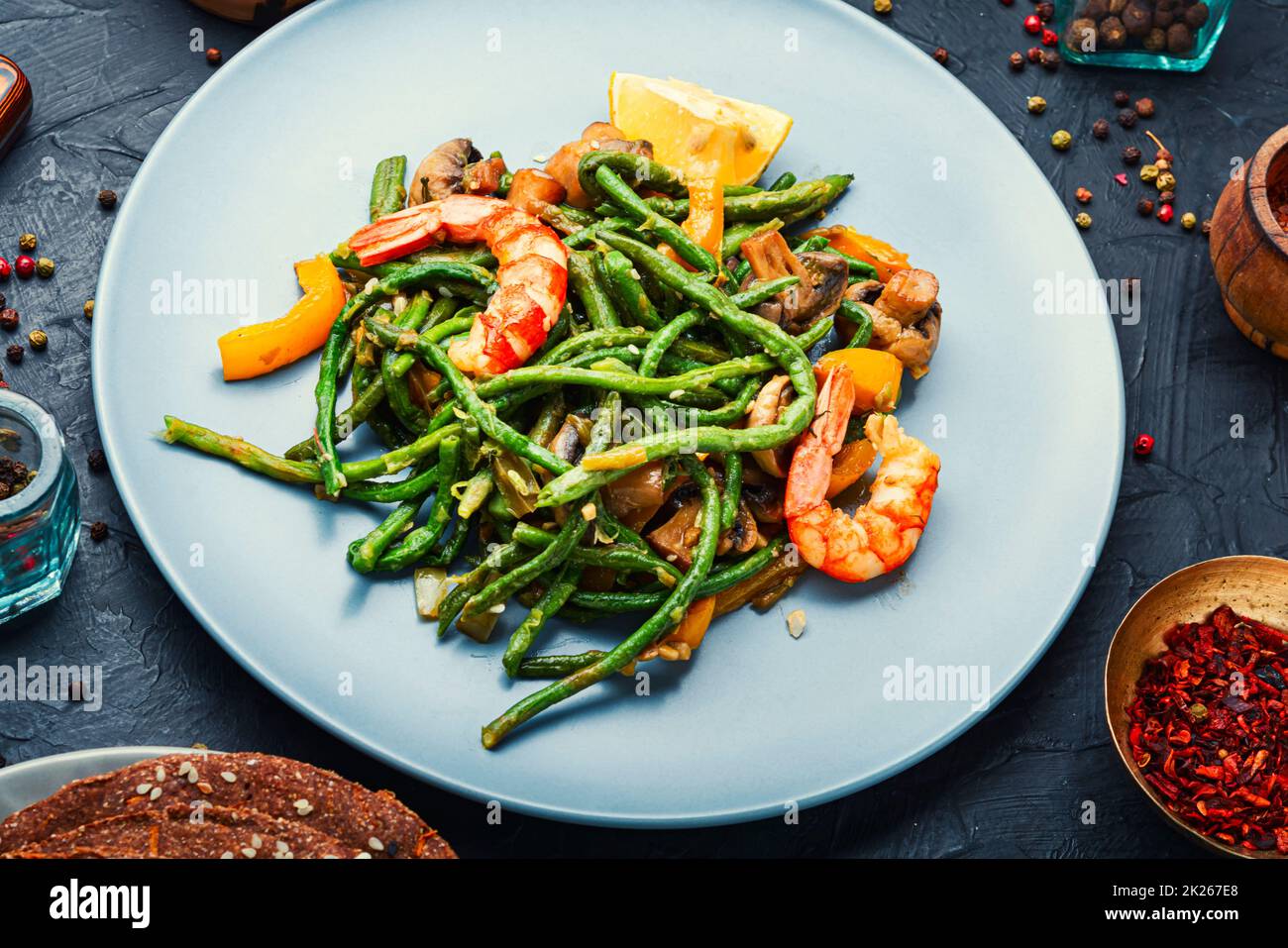 Grüner Garnelensalat. Stockfoto