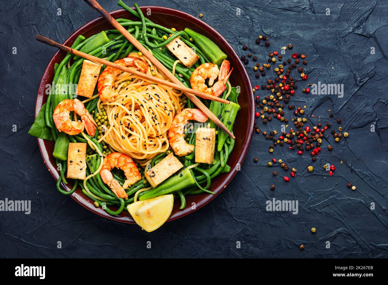 Grüner Garnelensalat. Stockfoto