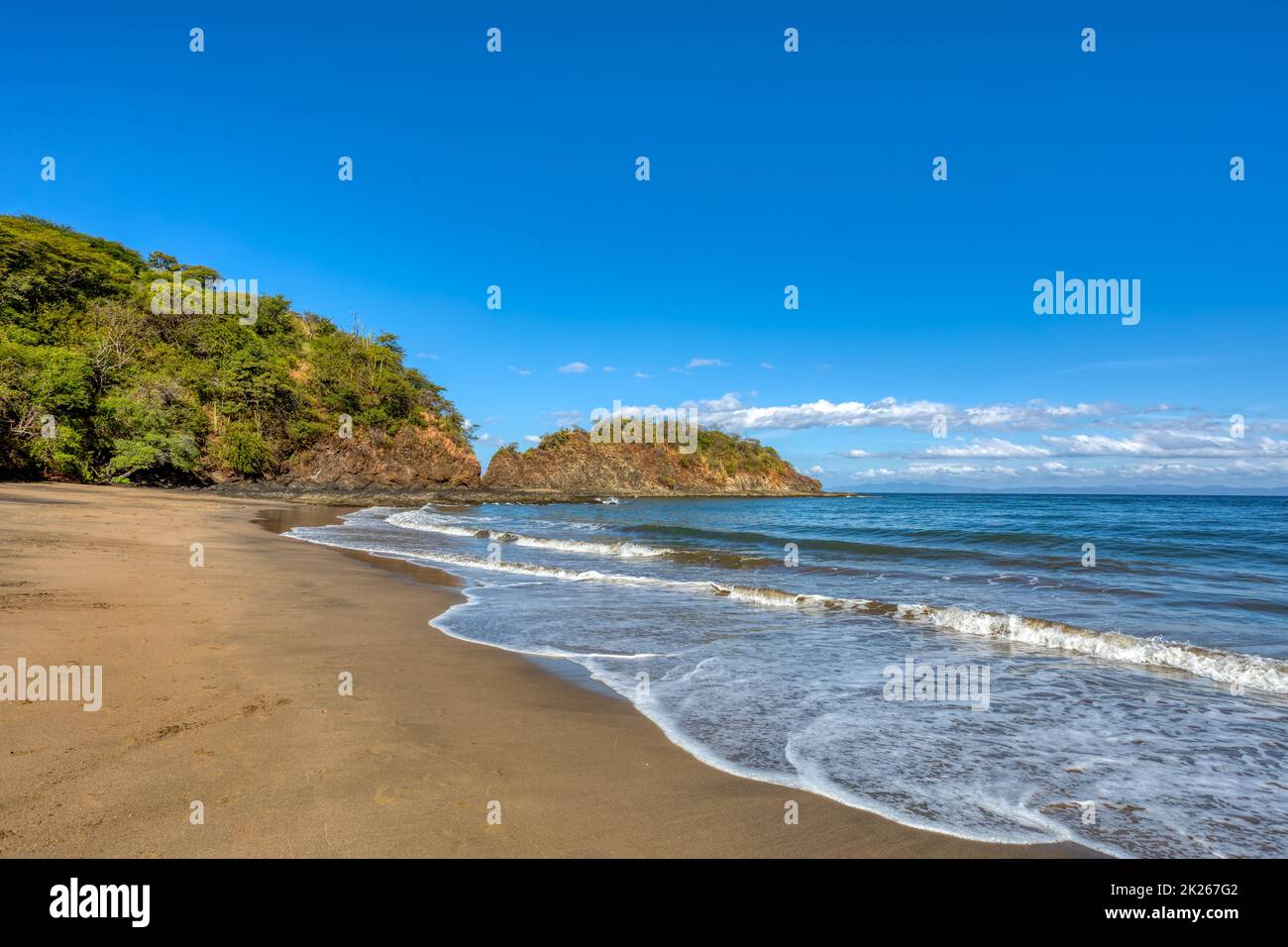 pazifikwellen auf Felsen in Playa Ocotal, El Coco Costa Rica Stockfoto
