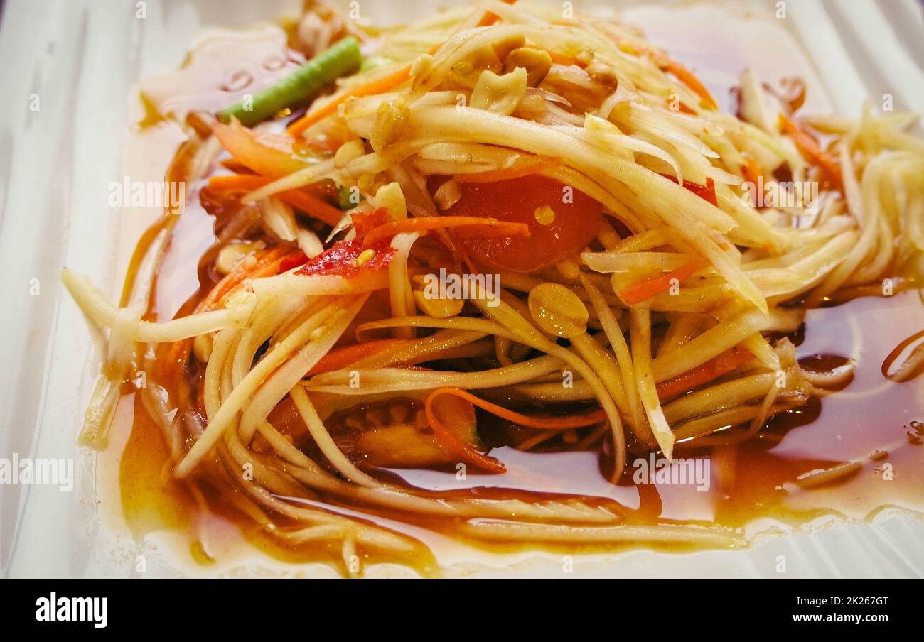 Papaya Salat thai und asia Essen am besten Gericht auf weiß Keramikplatte Objekt Stillleben Stockfoto