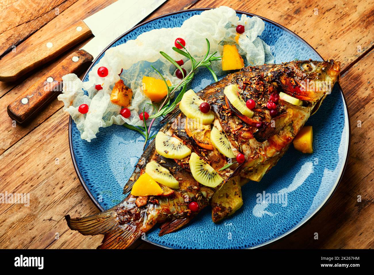 Zubereiteter Fischkarpfen mit Früchten. Stockfoto